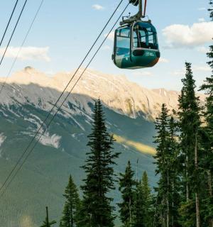 eine Gondel fliegt über einen Berg