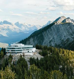 ein Gebäude an einem Berghang