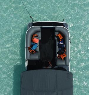 eine Gruppe von Menschen in einem Boot im Wasser