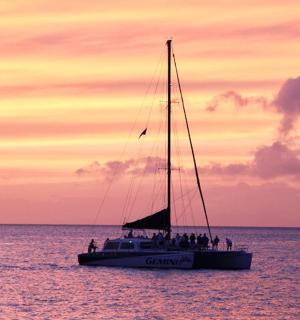 一群人在海上的船上