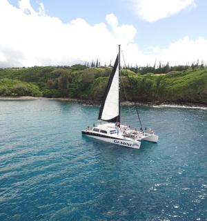 水中挂着白帆的船