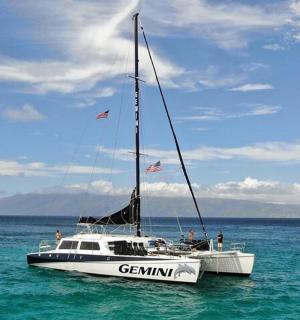 海上的一艘白色帆船