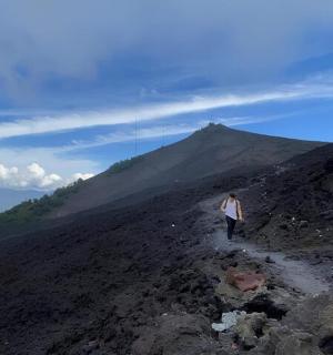 一个人在山上放风筝