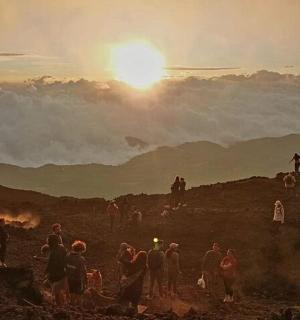 一群人站在山上的一幅画