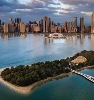 水中岛屿，背景是一座城市