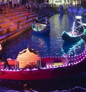 kostel s gondolami ve vodě se světly