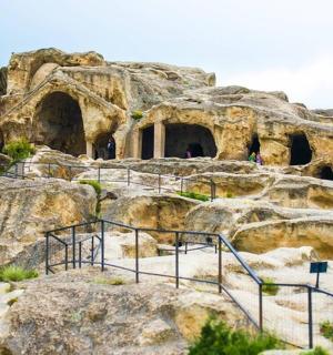 skalní hora s jeskyní v ní