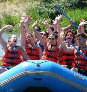 skupina lidí na voru na řece