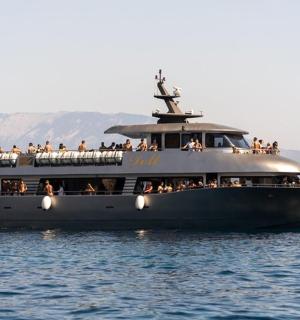 velká loď plná lidí na vodě