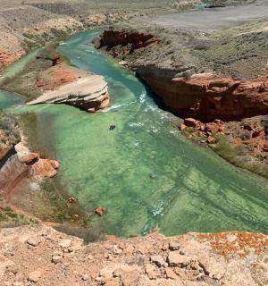 Letecký pohled na řeku v kaňonu