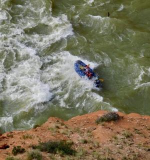 osoba na voru v řece