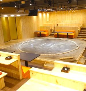 空荡荡的舞台，中间有一个大圆圈