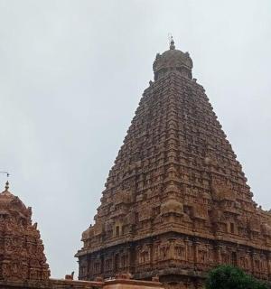 一座有两座塔楼的大楼