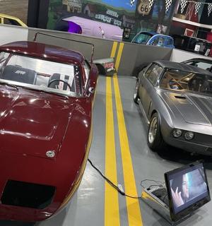 dva vozy vystavené v autosalonu