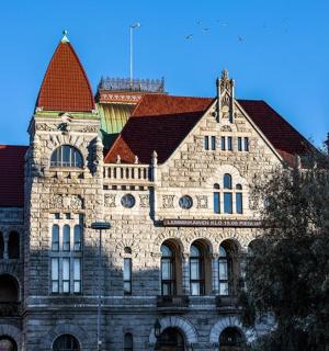 stór steinbygging með rauðu þaki