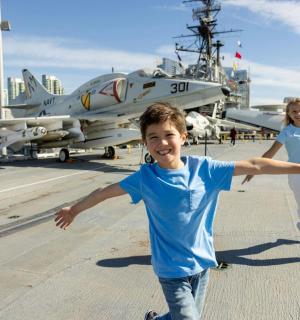 chlapec a dívka běží na lodi