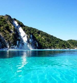 велика водена површина поред планине