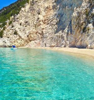 un vaixell a l'aigua al costat d'una platja