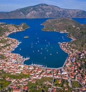 o vedere aeriană a unui golf cu bărci în apă