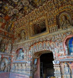 墙上挂着一堆雕像的房间