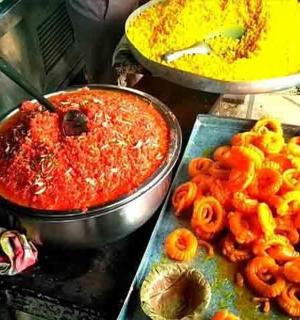 stůl s hrncem chilli a nějakým jídlem