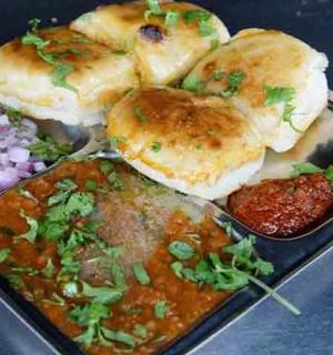 tác s jídlem, sušenkami a dalšími potravinami