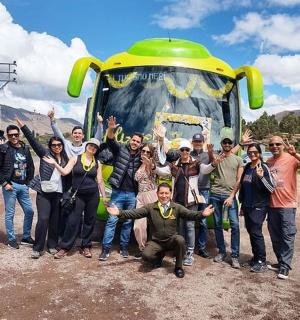 一群人站在公共汽车前