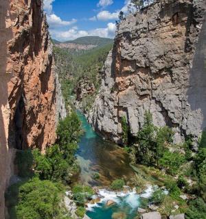 峡谷中的河流景观