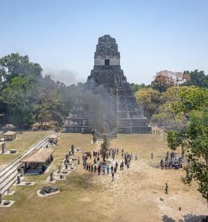 un grup de persones dretes davant d'una piràmide
