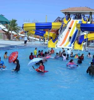 一群人在水上乐园的水中