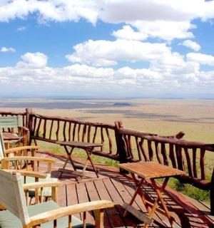 terasa s židlemi a stoly a výhledem na poušť
