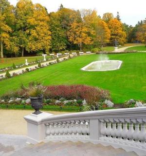 带有白色篱笆的花园景观