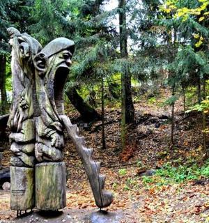 手持武器的人的雕像