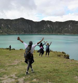 一群人站在水边的山上