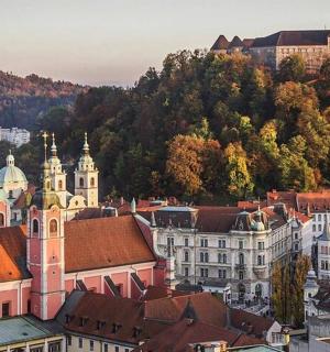 pohled na město s budovami a horou