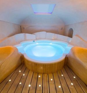 a jacuzzi tub in the middle of a boat