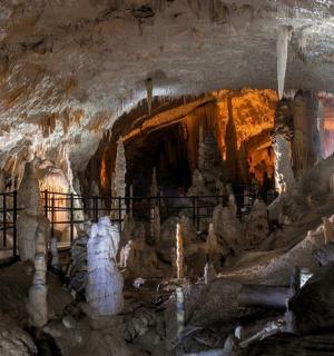 jeskyně se sloupy a malbami v ní