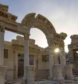 an ancient building with an arch in the middle