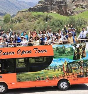 skupina lidí v oranžovém autobuse