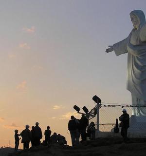 skupina lidí stojících před sochou