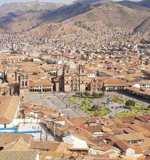 Letecký pohled na město s budovami a horami