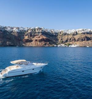 山边水中的一艘白色小船