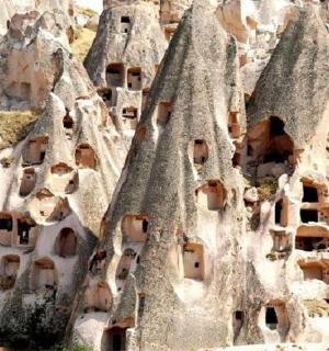 山上一组有窗户的房屋