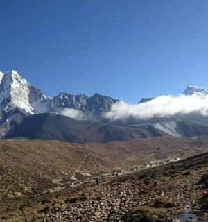 背景为云雾缭绕的山脉景观