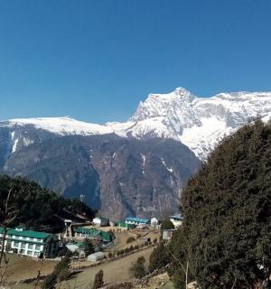 一座以雪山为背景的山