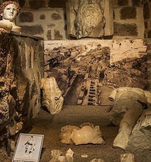 一间有一张床的房间，墙上挂着一幅画