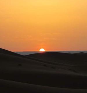 沙漠中的日落，太阳在地平线上