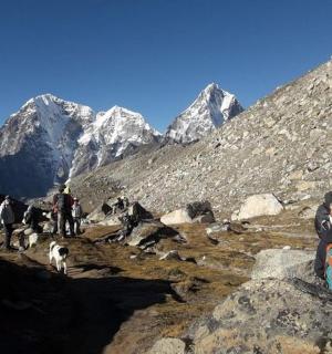 一群人在山上，背景是群山