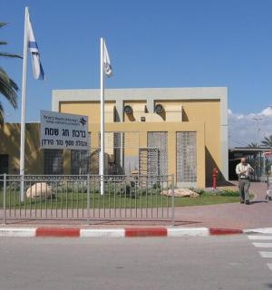 budova s nápisem „není to obchod s uměním“