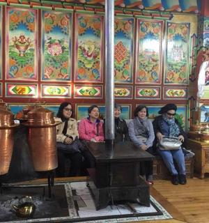 一群人坐在房间里